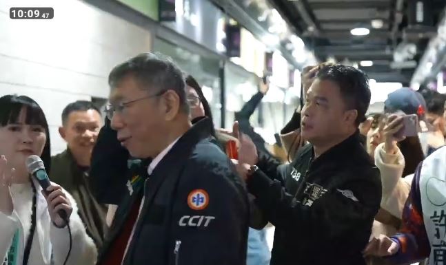 黃國昌和柯文哲發春聯遇到女子陳情，柯文哲一開始試圖和對方溝通，最後也抓了抓頭離開（圖／翻攝自民眾之聲YT）