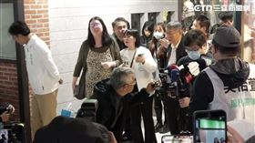 黃國昌和柯文哲發春聯遇到女子陳情，黃國昌低頭秒閃（圖／翻攝自畫面）