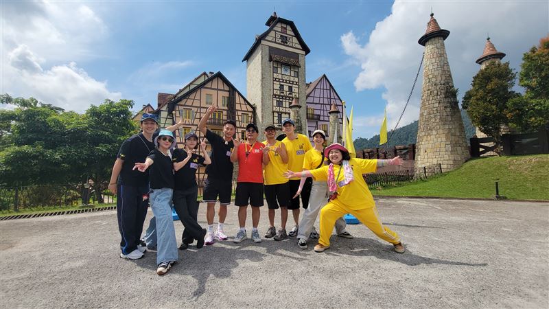 《綜藝玩很大》本週前進馬來西亞左起徐小可、蔡旻佑、貝童彤、彭小刀、吳宗憲、KID、葛兆恩、阿喜、大文。(圖/好看娛樂提供)