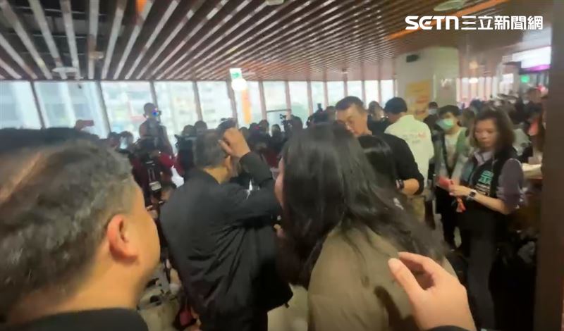 黃國昌和柯文哲發春聯遇到女子陳情，柯文哲一開始試圖和對方溝通，最後也抓了抓頭離開（圖／翻攝畫面）