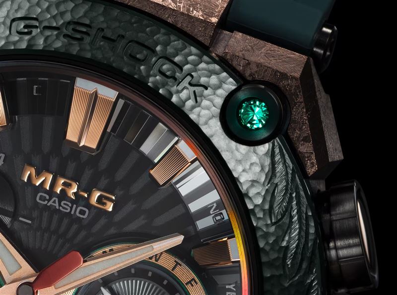 錶圈上鑲嵌的四顆真祖母綠寶石。（圖／翻攝Casio網站）