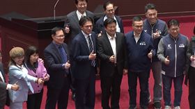 立法院第四會期最後一次院會結束，藍白立委大合照（圖／翻攝畫面）