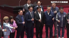 立法院第四會期最後一次院會結束，藍白立委大合照（圖／翻攝畫面）