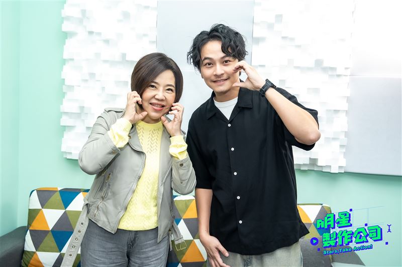 楊銘威親自前往邀請于美人擔任本集主持人。(圖／TVBS提供)