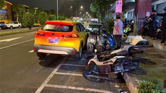 疑轉彎車未禮讓直行車！小黃失控連撞11車