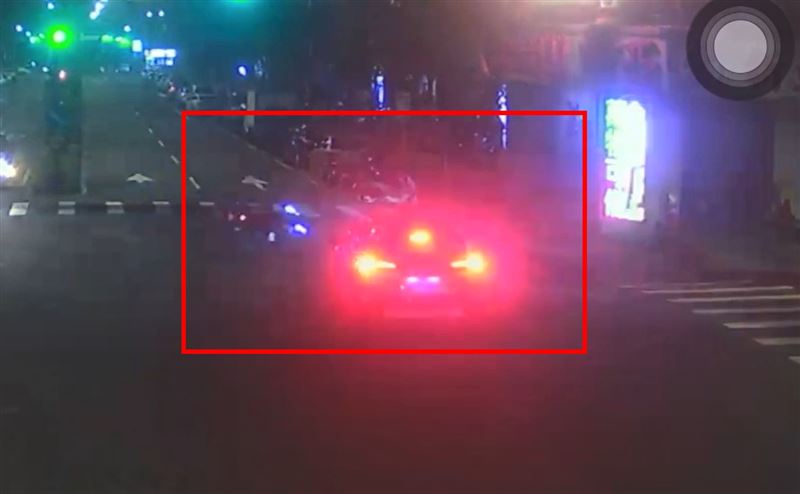 計程車撞擊機車瞬間。（圖／翻攝畫面）