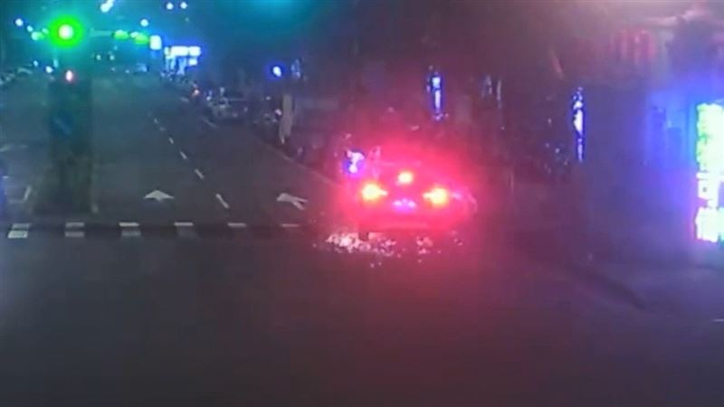 計程車撞擊機車後失控過程中產生火花。（圖／翻攝畫面）