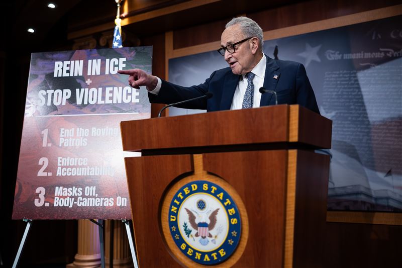 參議院民主黨領袖舒默，站在對ICE提出的訴求看板旁。（圖／美聯社／達志影像）