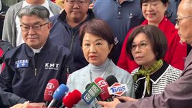 台中西區今天（31日）凌晨發生一起命案，一名31歲的媽媽疑被男友提分手，精神狀況不穩之下，餵食3歲、8歲的孩子服用不明藥物，導致2名幼童身亡，警方正依殺人罪或加工自殺偵辦。台中市長盧秀燕表示，對此案感到非常沉痛和不捨，已指示社會局介入協助家屬處理後事，盼外界尊重家屬心情。（圖／翻攝畫面）