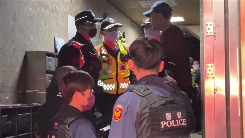 台中市一處大樓發生命案，警消人員到場協助送醫。（圖／翻攝畫面）