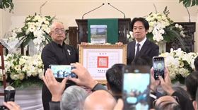 總統賴清德頒贈褒揚令給台灣戒嚴時期政治受難者關懷協會前會長劉金獅（圖／翻攝畫面）