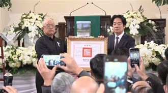 總統賴清德頒贈褒揚令給台灣戒嚴時期政治受難者關懷協會前會長劉金獅（圖／翻攝畫面）