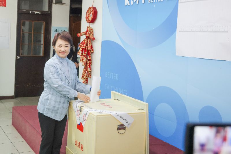 中國國民黨31日選舉中常委，台中市長盧秀燕上午前往國民黨台中市黨部投票