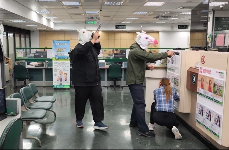 此次演練情境為2名歹徒配戴「馬頭面具」，意圖趁年關之際闖入銀行行搶。（圖／翻攝畫面）