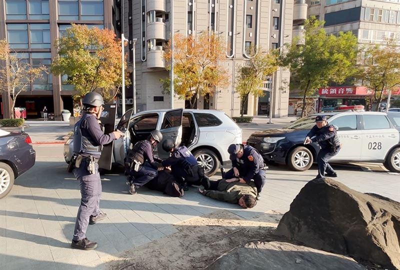 中正第一分局接獲報案後，立即啟動快速反應機制，調度線上巡邏警力及快打部隊火速趕抵現場進行封鎖與管制。（圖／翻攝畫面）