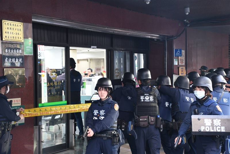 此次演練旨在驗證金融機構與警察機關之橫向通報聯繫機制，強化員警及行員面對搶案時臨場應變處置能力。（圖／翻攝畫面）