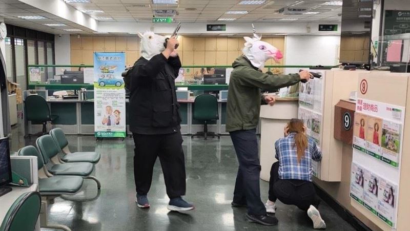 馬年春節防搶 警銀聯手實戰演練超逼真