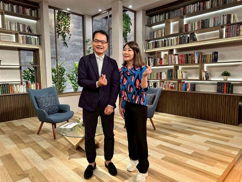 張秀卿上鄭弘儀節目。(圖/三立提供)