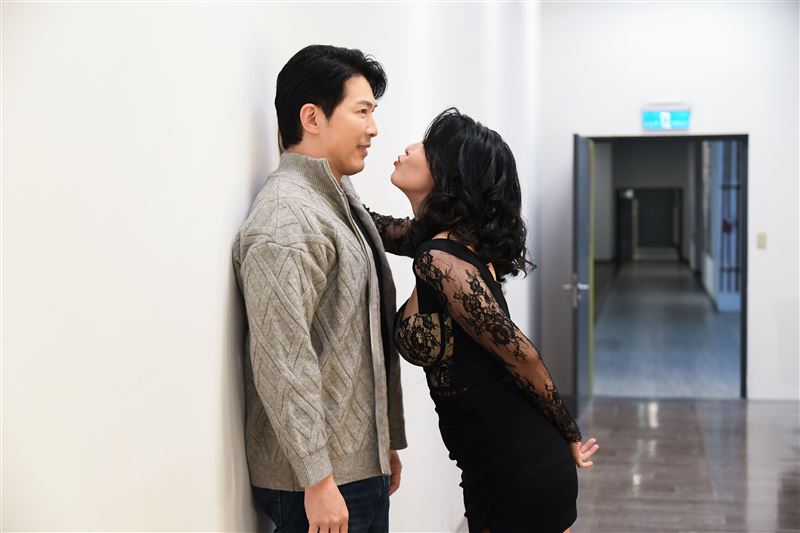 黃少祺拍攝時不敢直視她,連耳朵都默默變紅。(圖/三立)