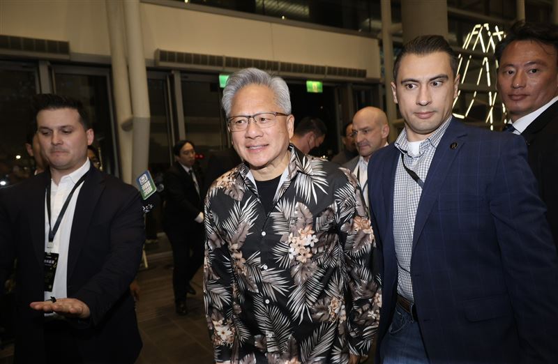 黃仁勳最害怕的5件事曝光。《黃仁勳傳》作者史帝芬．維特爆料：跟川普、中國、Gemini有關。（圖／記者鄭孟晃攝影、翻攝自NVIDIA官網、翻攝自《Financial Time》、天下文化提供）