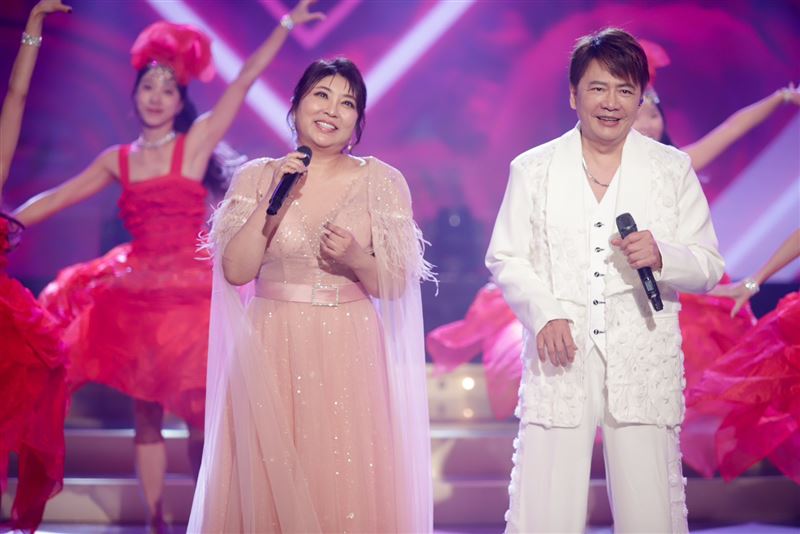 陳思安和袁小迪合唱。（圖／民視提供）