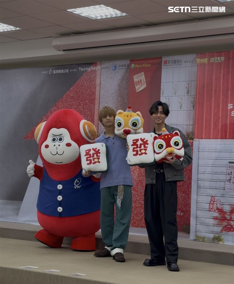 King &amp; Prince成員永瀨廉（右）、高橋海人來台參與除夕節目《紅白》錄製，演出前接受媒體聯訪。（圖／記者王培驊攝影）