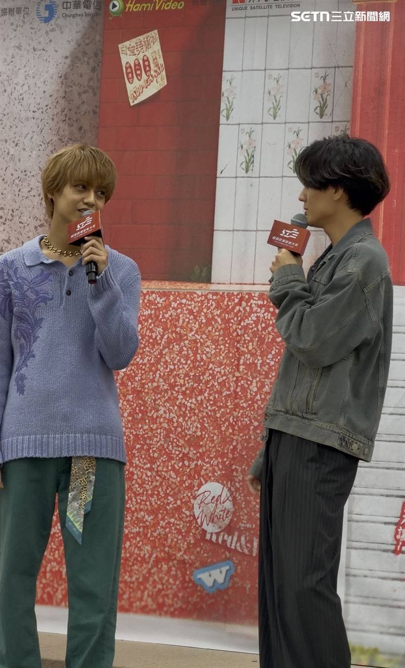 King &amp; Prince成員永瀨廉（右）、高橋海人在記者會上放送粉絲福利，清唱新歌〈Theater〉的副歌部分。（圖／記者王培驊攝影）