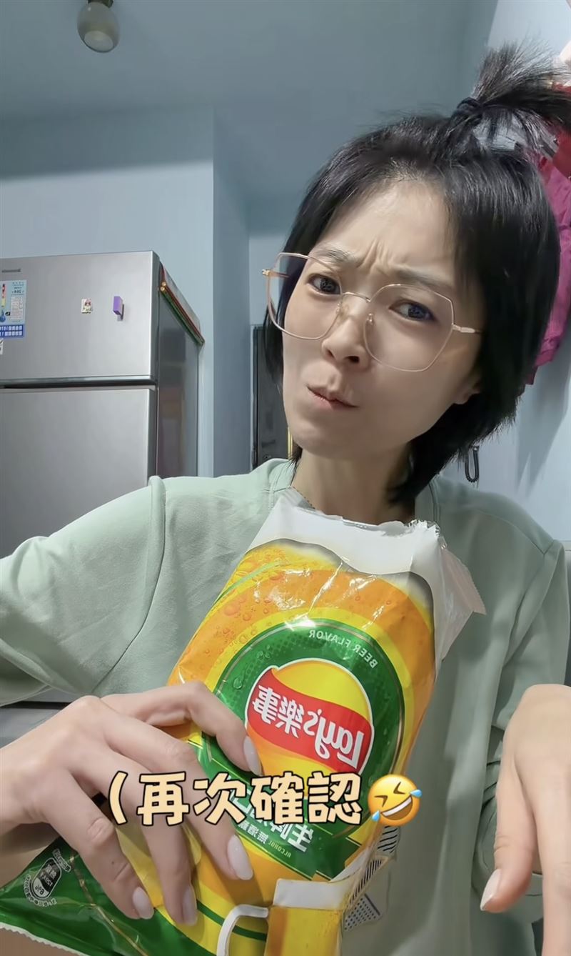 曹雅雯嘗試生啤酒口味洋芋片。（圖／翻攝自臉書）