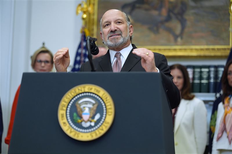 美國商務部長盧特尼克被指出，在其聲稱與艾普斯坦斷絕關係後，仍前往艾普斯坦的私人島嶼。（圖／美聯社／達志影像）