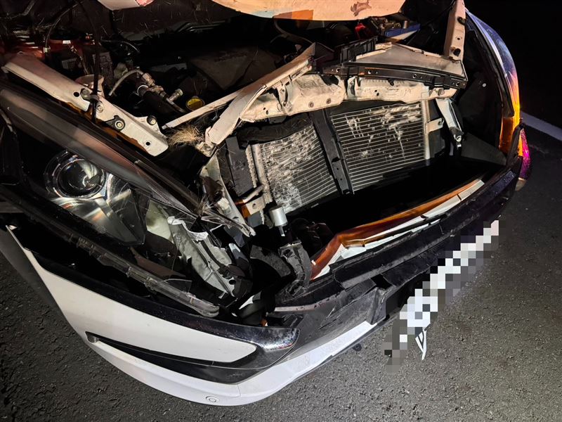 肇事車輛車頭嚴重毀損。（圖／翻攝畫面）