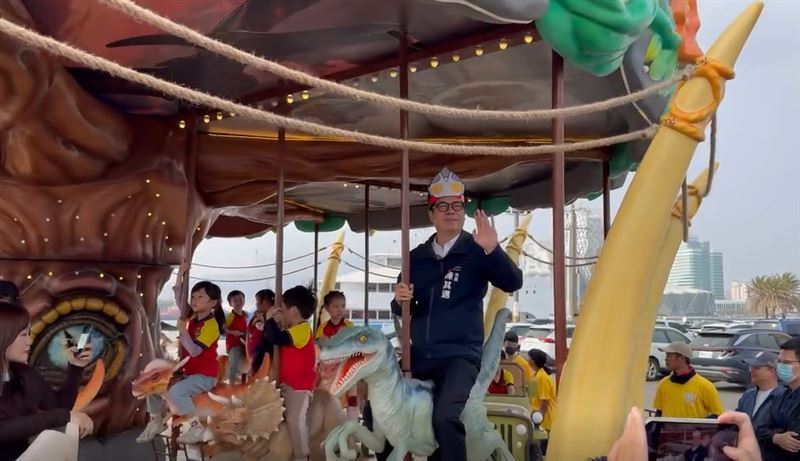 陳其邁開箱冬日遊樂園,嗨玩遊樂設施(圖/翻攝自高雄市議員黃文益Threads)