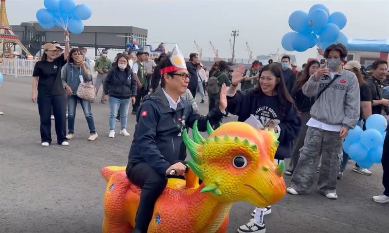陳其邁開箱冬日遊樂園,嗨玩遊樂設施(圖/翻攝自高雄市議員黃文益Threads)