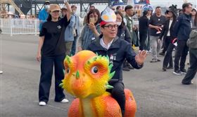 陳其邁開箱冬日遊樂園，嗨玩遊樂設施（圖／翻攝自高雄市議員黃文益Threads）