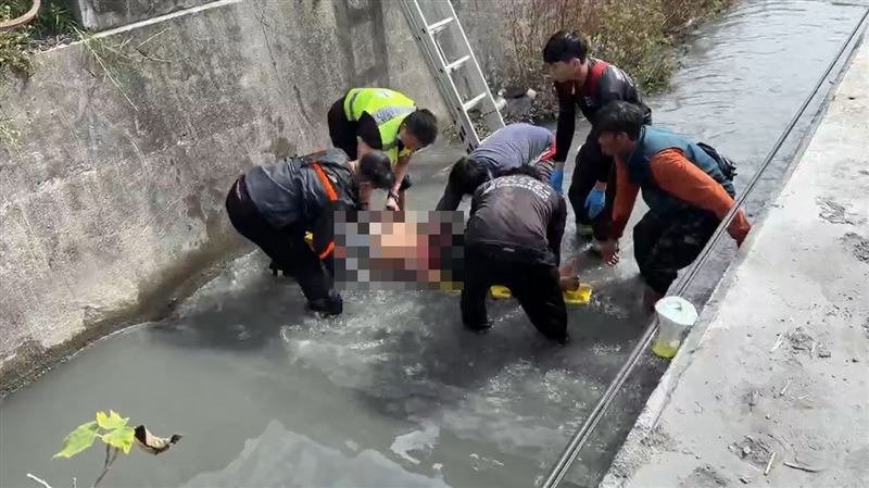 台東騎士碰撞貨車!噴飛墜排水溝送醫不治