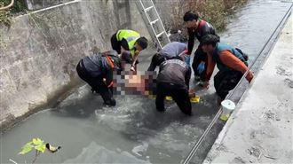 台東騎士碰撞貨車！噴飛墜排水溝送醫不治