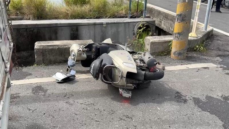 張男騎機車與貨車發生碰撞，噴飛墜落旁邊的大排水溝，當場失去生命跡象，送醫搶救不治。（圖／翻攝畫面）