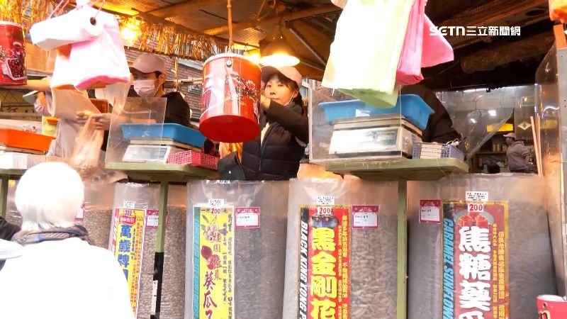 台北年貨大街一早擠滿了採買年貨的人潮