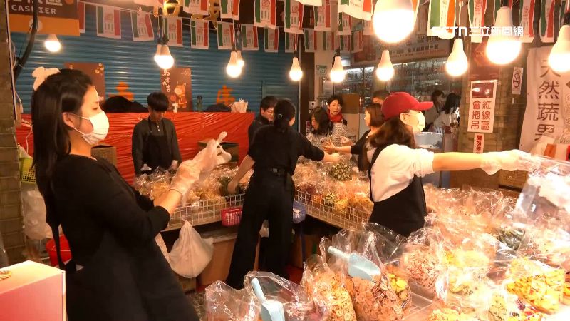 年貨大街吸引許多民眾前來採買