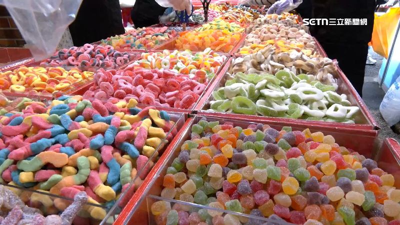 年貨大街集結許多攤商販賣糖果餅乾、春聯、伴手禮等