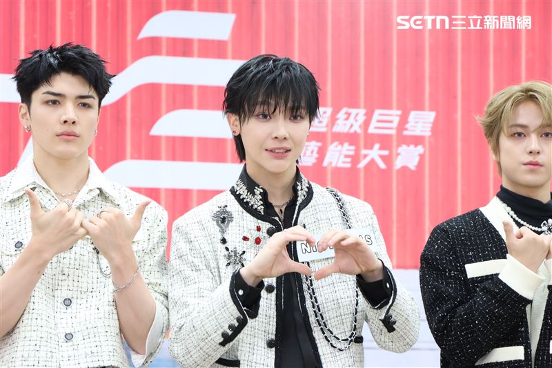 &amp;TEAM台灣成員王奕翔狂被攝影cue比愛心。（圖／記者鄭孟晃攝影）