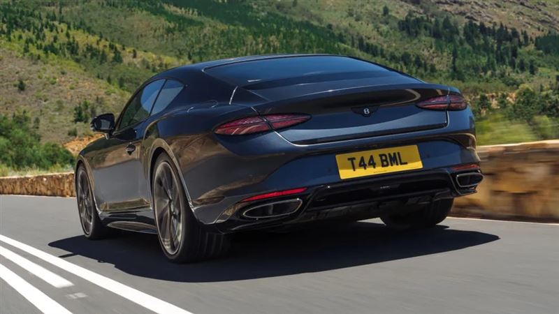 GT S搭載4.0升V8與混合動力系統，綜效輸出671匹馬力與930牛米扭力。（圖／翻攝Bentley網站）