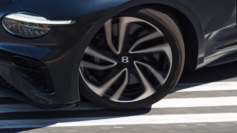 採用霸氣的22吋輪圈。（圖／翻攝Bentley網站）