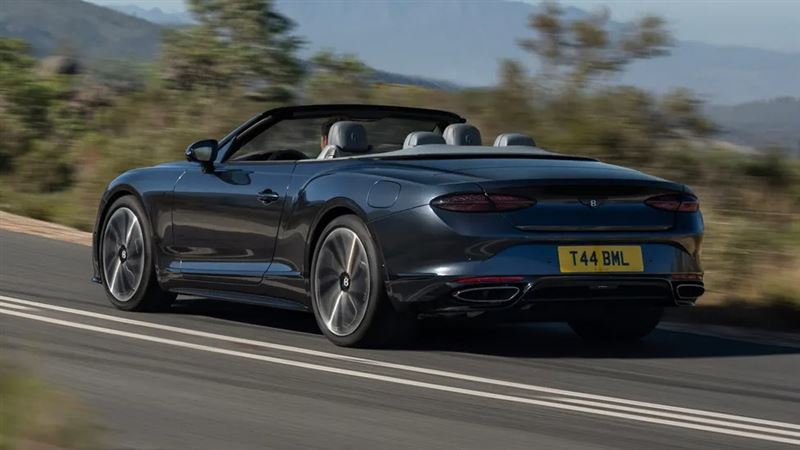 內裝使用高級雙色皮質和鋼琴黑面板。（圖／翻攝Bentley網站）