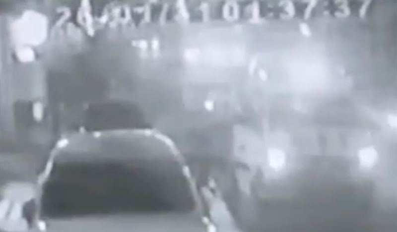 救護人員獲報趕抵，立即將2名小孩送醫搶救仍不治。（圖／翻攝畫面）