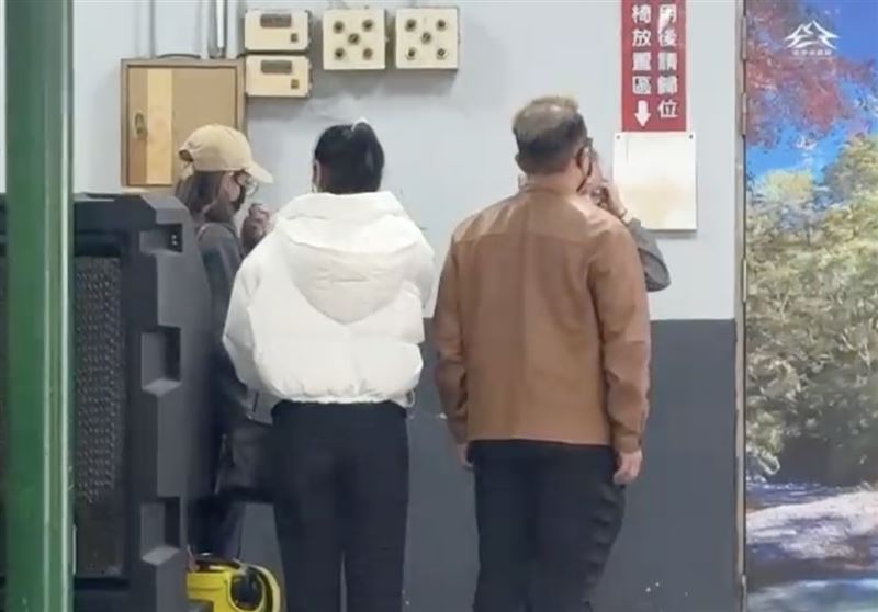 女子的前夫（棕色衣）現身殯儀館，面對兒子的離世感到不捨。（圖／翻攝畫面）