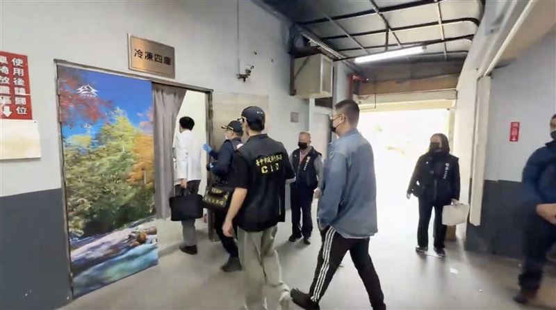 女子現任男友（藍衣者）現身殯儀館。（圖／翻攝畫面）