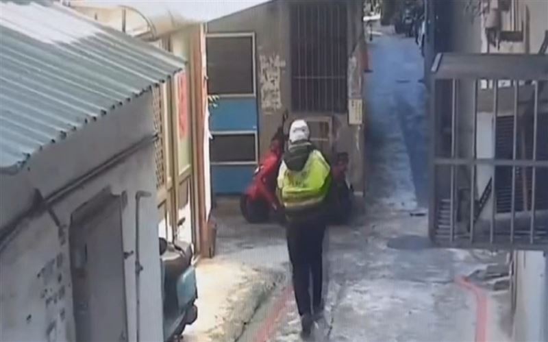 蔡男犯案後從小巷子落跑。（圖／翻攝畫面）
