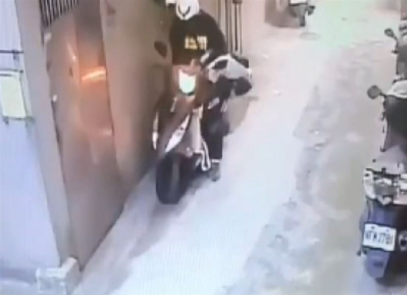 蔡男犯案後變裝。（圖／翻攝畫面）