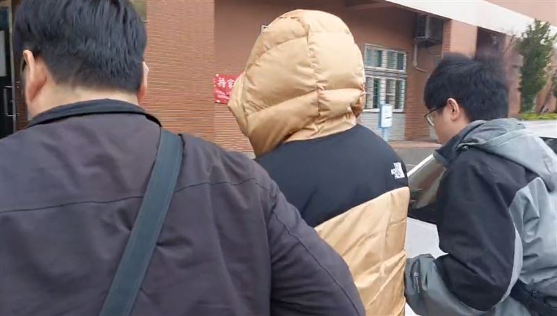 桃園警方今（31日）在新北市土城一間旅館逮到蔡男。（圖／翻攝畫面）