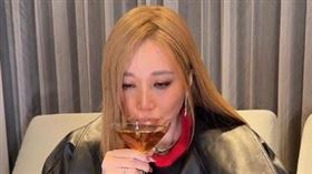 A-Lin（如圖）為魏如萱演唱會「醉」唱宣傳，笑翻網友。（圖／翻攝自IG @waawei）